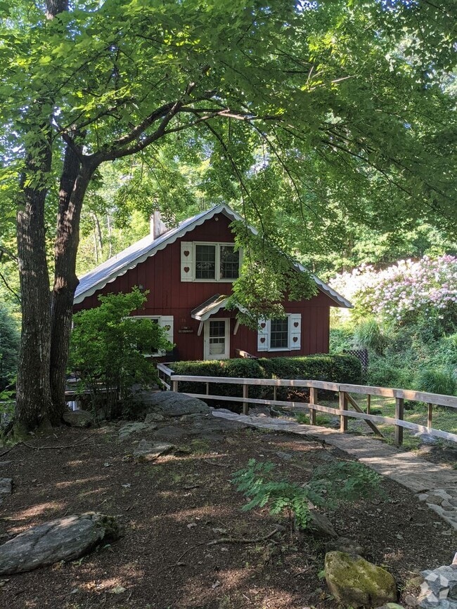 Building Photo - Montreat School Year Rental