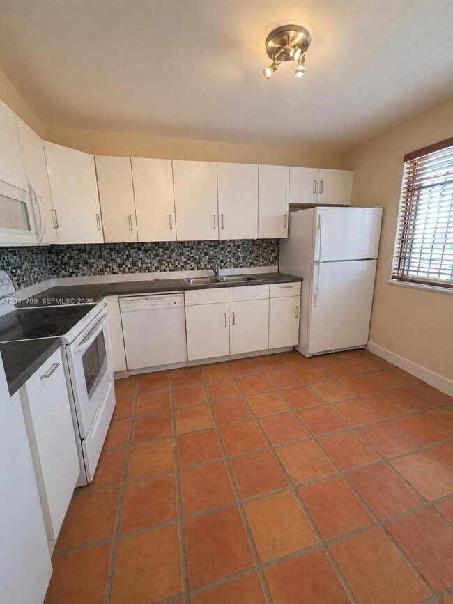 Building Photo - 286 Racquet Club Rd