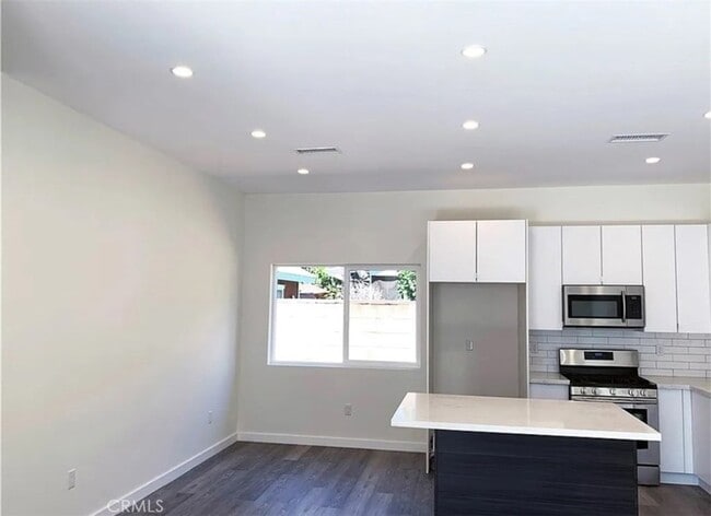 Building Photo - 17217 Kittridge St