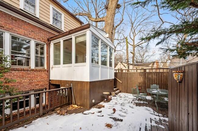 Building Photo - 5325 Chevy Chase Pky NW