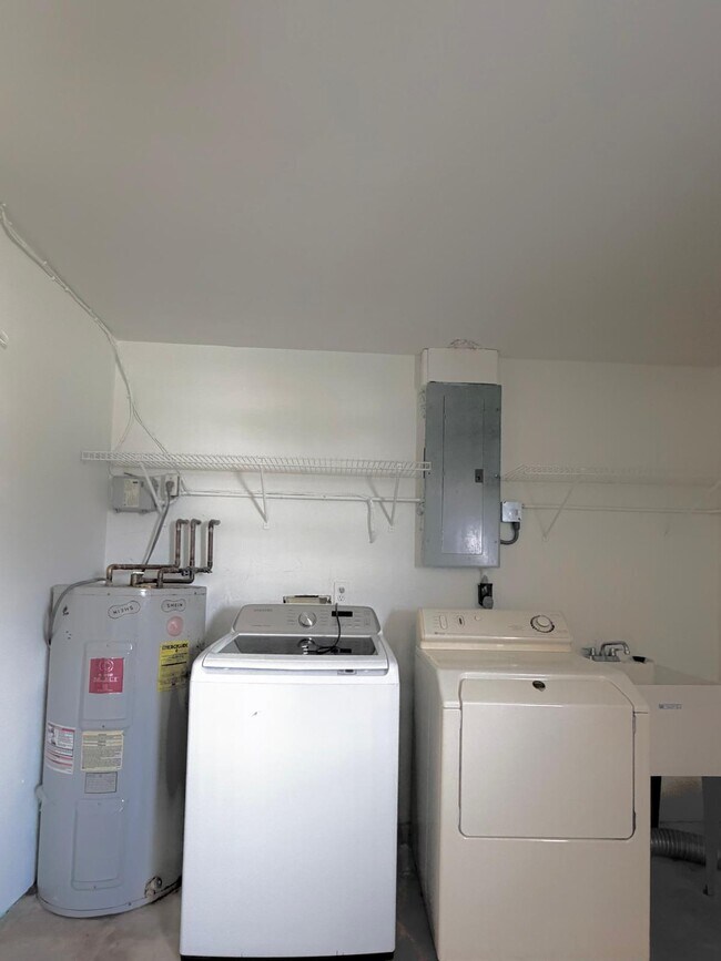 Building Photo - 2594 West End Rd