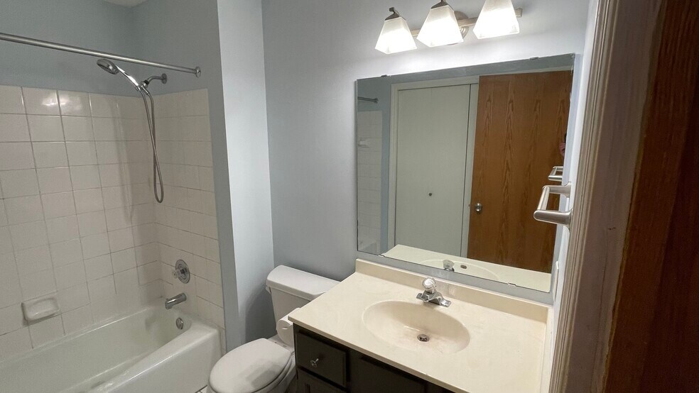 Building Photo - 5330 Highpointe Dr