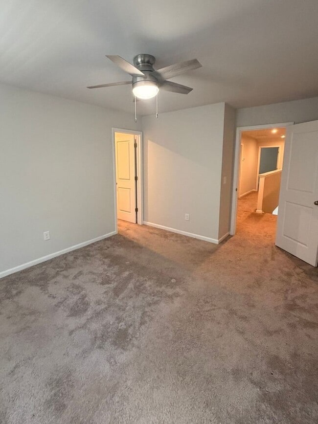 Building Photo - Like New 4 Bed, 2.5 Bath Townhome Available in Greenville