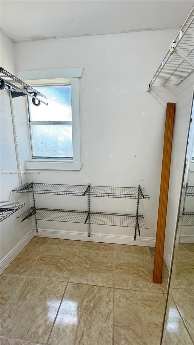 Building Photo - 5525 N Lakewood Cir
