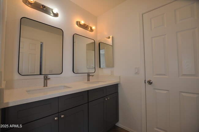 Building Photo - 2346 S Navajo Way