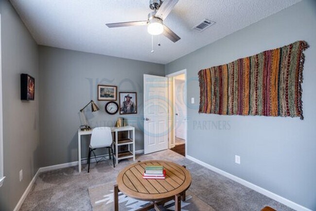 Building Photo - Available in Early August Attn: Pilots! 3BR 2BA Crashpad!