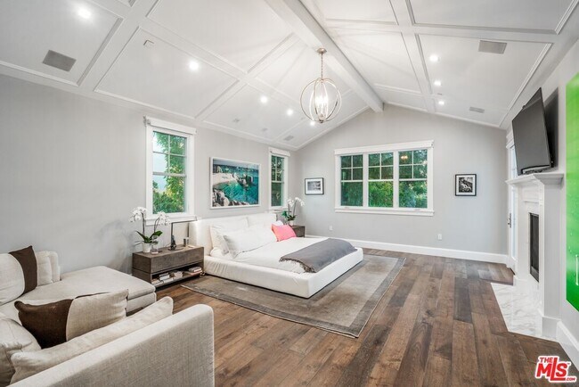 Building Photo - 4800 Zelzah Ave