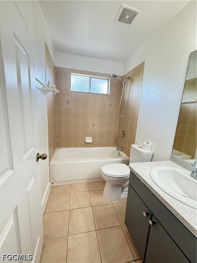 Building Photo - 700 W 12th St