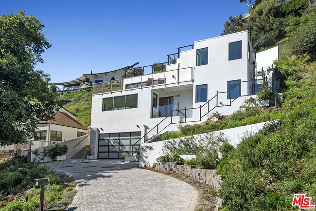 Building Photo - 3843 Rambla Pacifico St