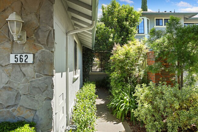 Building Photo - 562 La Corso Dr