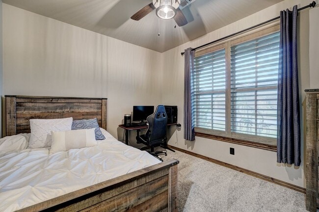 Building Photo - 4009 NE Realtree Dr