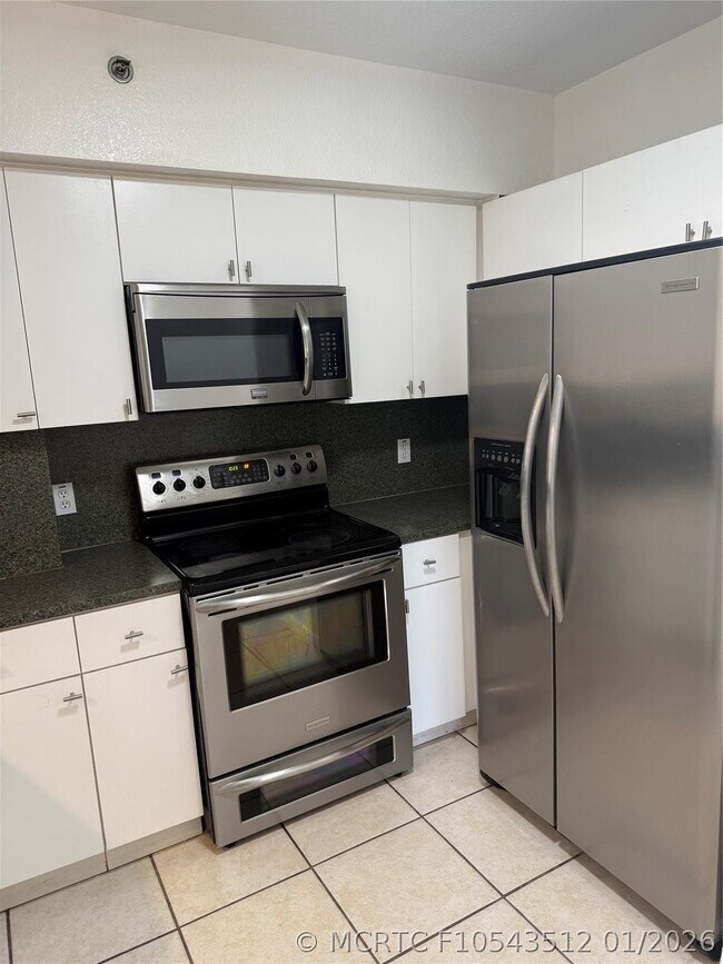 Building Photo - 9300 Fontainebleau Blvd