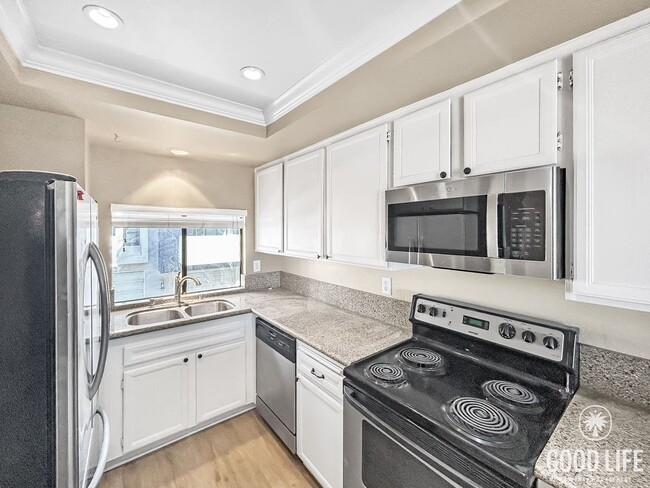 Building Photo - Beautiful 2BD/2.5BA W/ Updated Kitchen, and Attached Garage in Bay Ho!