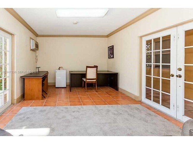 Building Photo - 744 NE 14th Ave