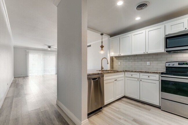 Building Photo - RENOVATED 3-BEDROOM CONDO AT CHATEAU DIJON