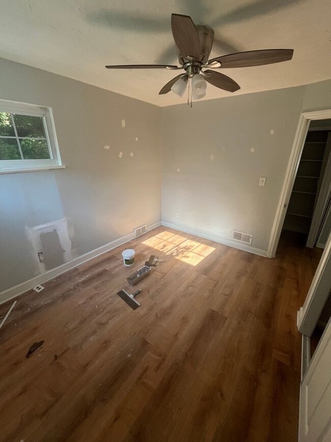 Building Photo - Three Bed, 2 Bath in Cincinnati!