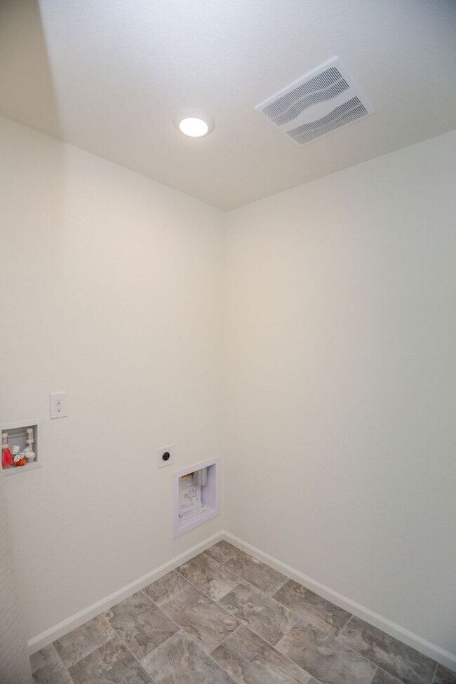 Building Photo - 4 Bedroom 3 Bath Home in Wellington!