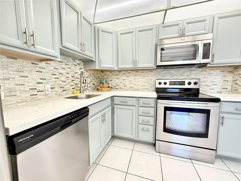 Building Photo - 3301 N Country Club Dr