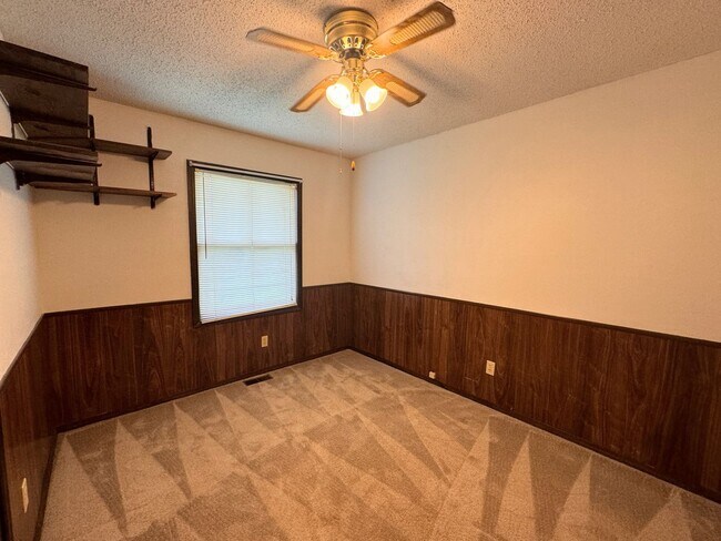 Building Photo - 3 bed 1 bath, Small Town Living!