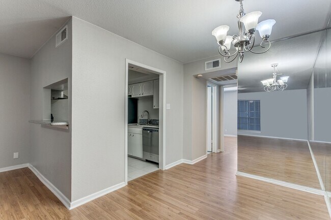 Building Photo - BEAUTIFUL ALAMO HEIGHTS CONDOMINIUM AT THE GEORGIAN