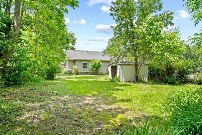 Building Photo - 5 Bed / 2 Bath Tudor Revival in Central Co...