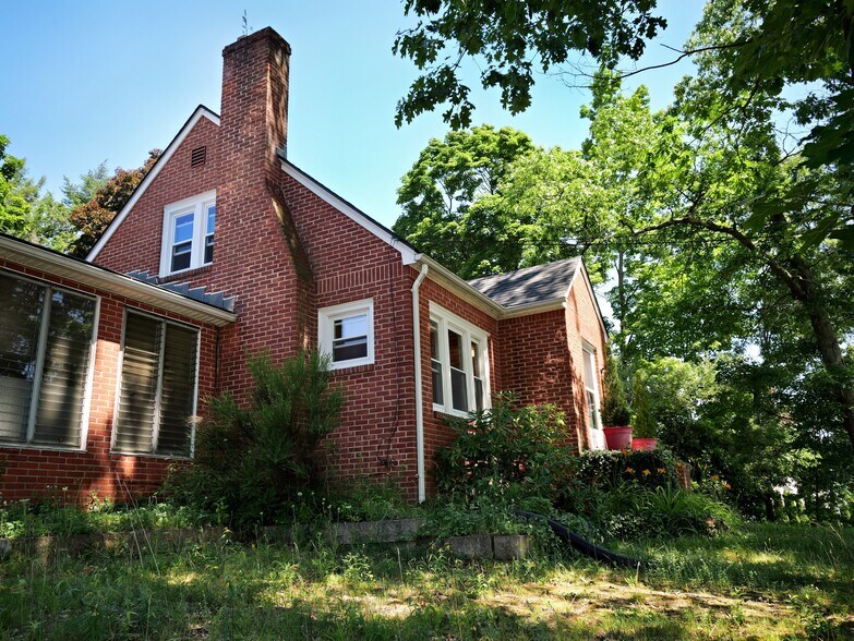 Building Photo - 1026 Springfield St