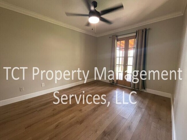 Building Photo - Large Grass lot in Great Location!