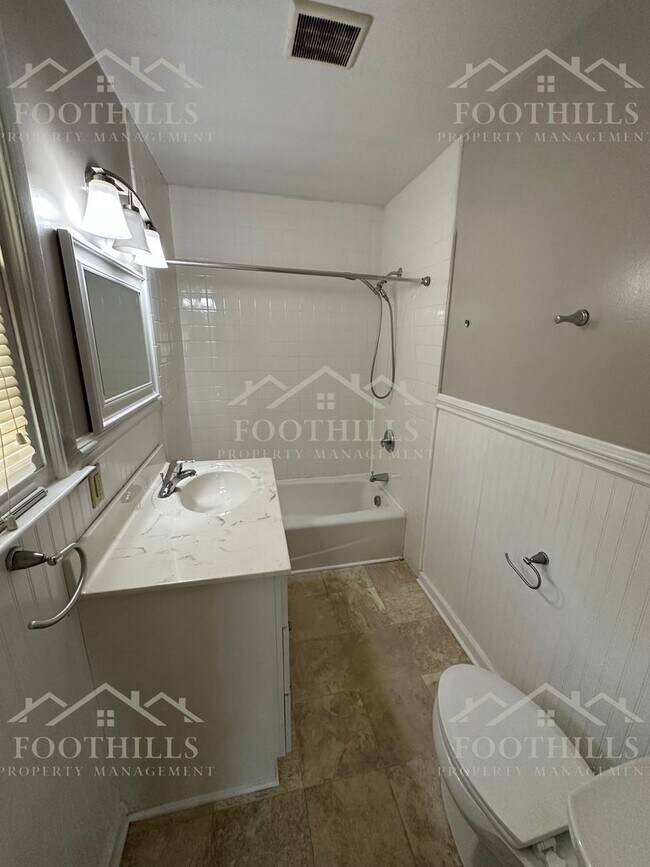 Building Photo - Live Steps Away from Anderson University –...