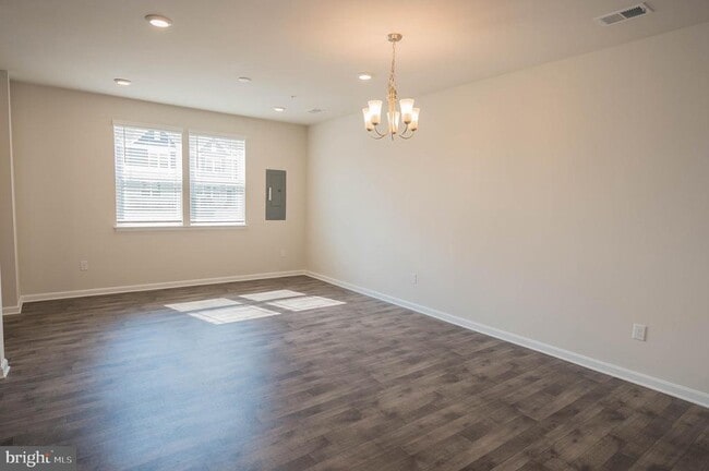 Building Photo - 417 Creekbed Cir