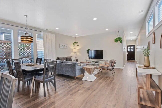 Building Photo - Beautiful 3 bedroom Single Level Home _ Pe...