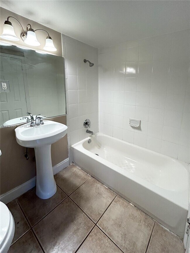 Building Photo - 715 NE 6th St