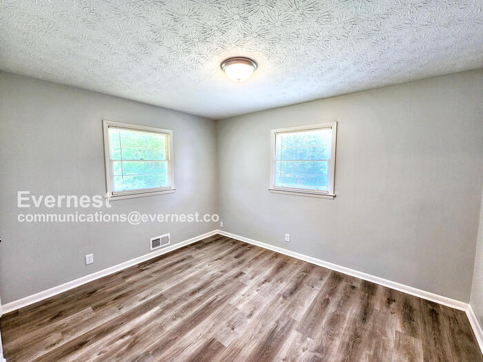 Building Photo - 512 Meadowbrook Dr