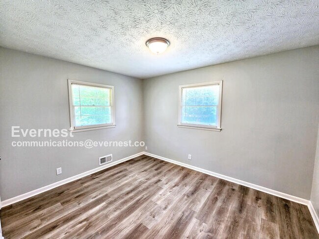 Building Photo - Lovely 3-Bedroom Home with Carport / Pet-F...