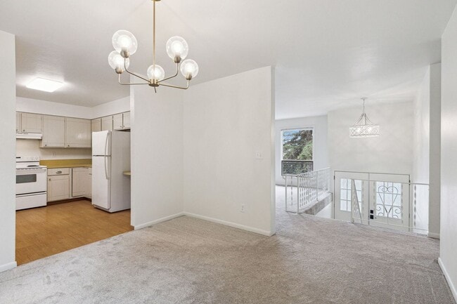 Building Photo - 3 Bed, 2.5 Bath House in the Rattlesnake