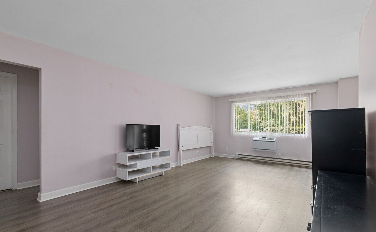 Living room - 1154 Osterman Ave