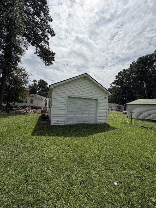 Building Photo - 3710 Robinson St