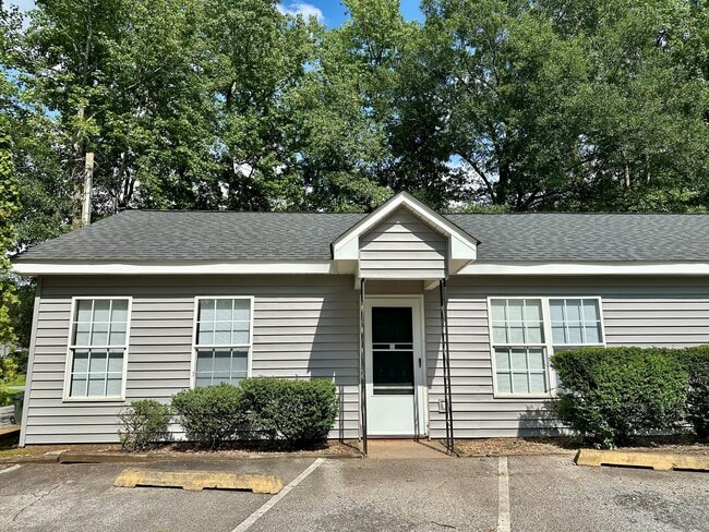 Building Photo - 208 Sunnyside Dr