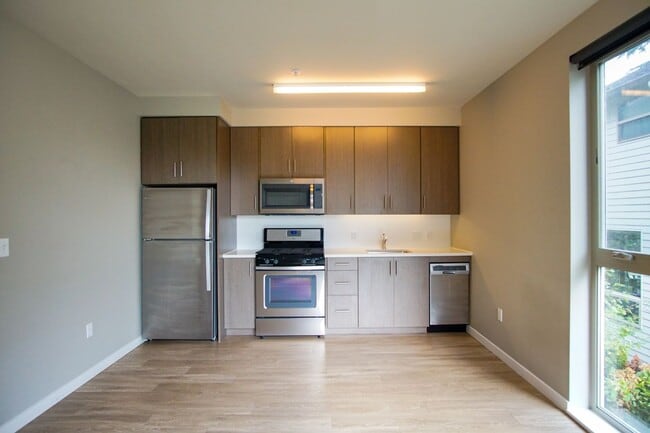 Building Photo - Fabulous Sellwood 2nd Floor-1 Bdr with Dishwasher & W/D!