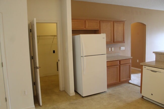 Building Photo - Spacious 3/2 Home in Sunny Hills w/ 2-Car Garage