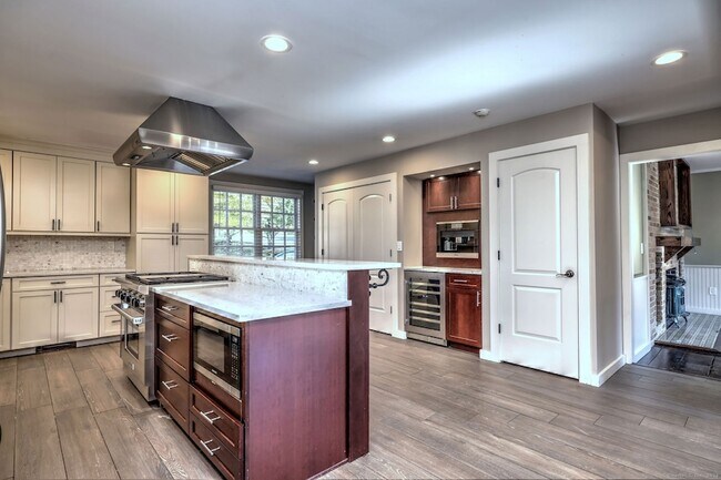 Building Photo - 1591 Huntington Turnpike