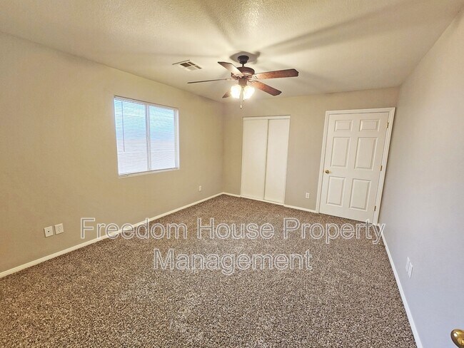 Building Photo - 200 S Mount Charleston Dr E