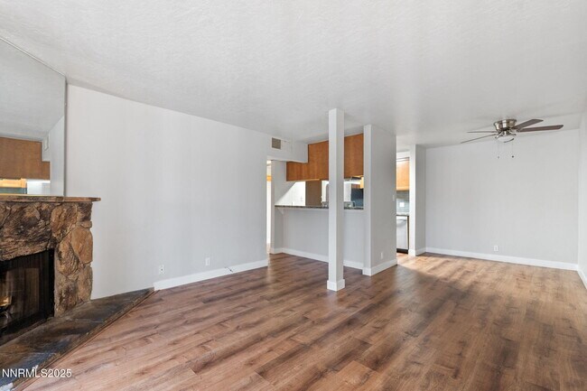 Building Photo - 2955 Lakeside Dr