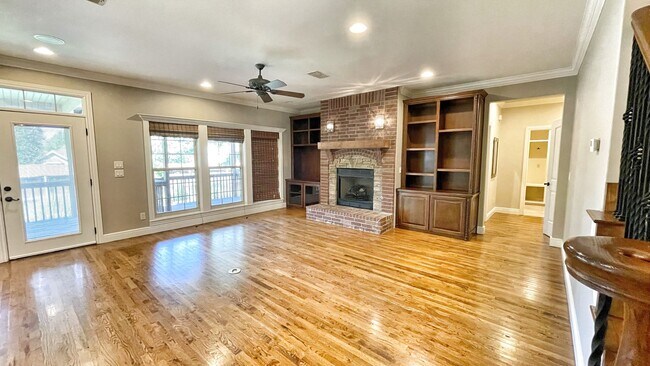 Building Photo - 1501 NE Greenbrier Ct
