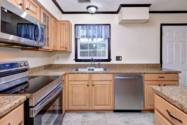 Building Photo - Lovely 2-Bedroom, 1.5-Bath End Unit Townho...