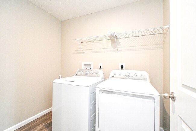 Building Photo - 5697 Julia Kate Dr