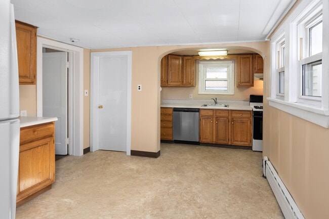 Building Photo - 25 Greenview Ave