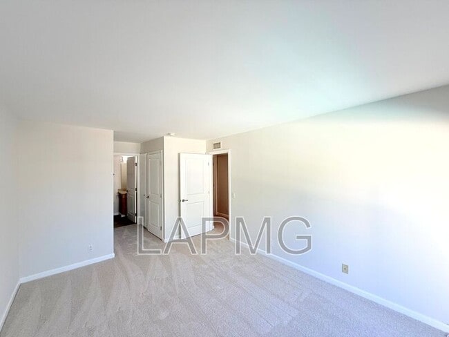 Building Photo - 4702 Fulton Ave