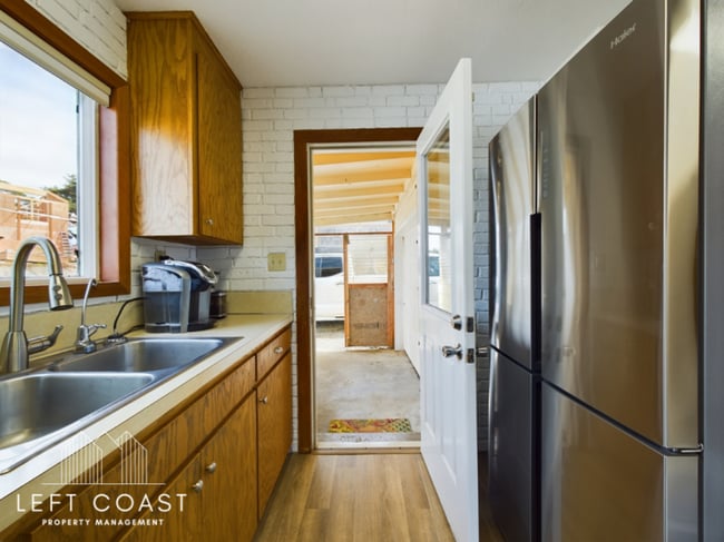 Building Photo - 1033 NW Inlet Ave