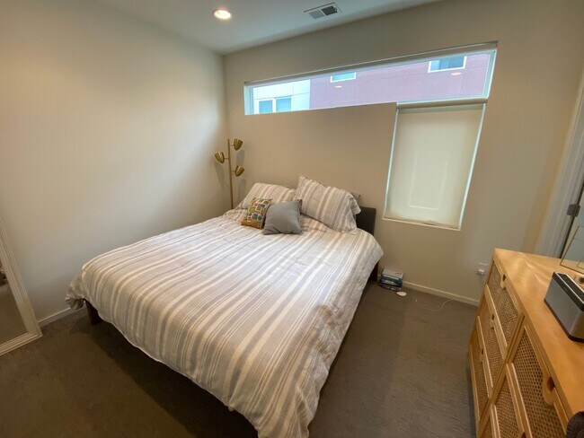 Building Photo - Charming 2BR Townhome in Denver