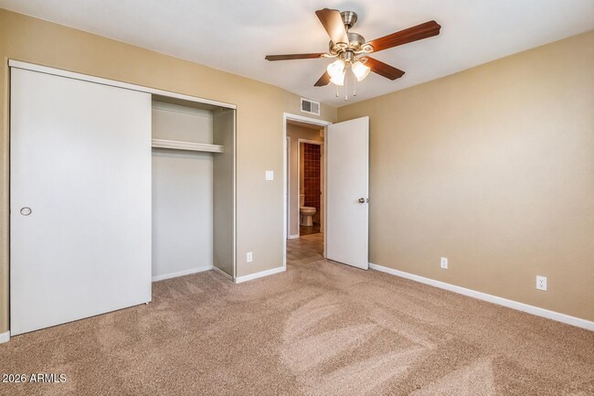 Building Photo - 1015 E Marigold Ln